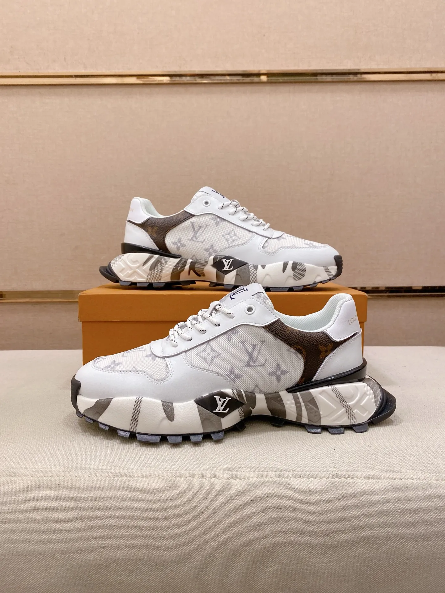 Men's shoes💰:442💰🇮🇹🇮🇹LV Louis Vuitton. The latest fashionable casual shoes are popular in physical stores. New spring and summer comfortable imported custom original cowhide, unique jacquard fabric element design. With sheepskin lining, Lv original bottom, [sun][sun] high-end packaging and high quality💪Details determine the quality, you can enter and exit the counter at will, welcome to compare🇮🇹Size 38-44
